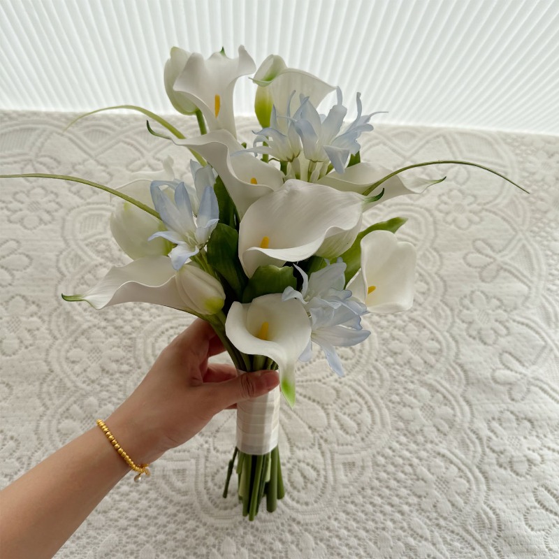 زهور صناعية صغيرة بيضاء وزرقاء - مراجعة Home Decor Locations وسعره